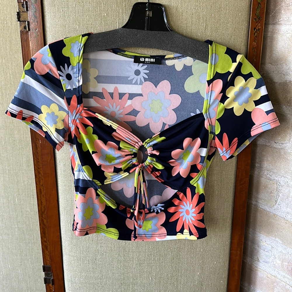 G Mini cropped floral top with cutouts in front. Tie/bandeau style. Size small.